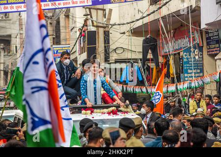 Ghaziabad, Indien. 04th. Februar 2022. Die für Uttar Pradesh zuständige Generalsekretärin des AICC (All India Congress Committee) Priyanka Gandhi Vadra begrüßt ihre Anhänger während eines Wahlkampfes für die bevorstehenden Parlamentswahlen in Uttar Pradesh. (Foto von Pradeep Gaur/SOPA Images/Sipa USA) Quelle: SIPA USA/Alamy Live News Stockfoto