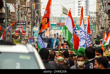 Ghaziabad, Indien. 04th. Februar 2022. Die für Uttar Pradesh zuständige Generalsekretärin des AICC (All India Congress Committee) Priyanka Gandhi Vadra begrüßt ihre Anhänger während eines Wahlkampfes für die bevorstehenden Parlamentswahlen in Uttar Pradesh. (Foto von Pradeep Gaur/SOPA Images/Sipa USA) Quelle: SIPA USA/Alamy Live News Stockfoto