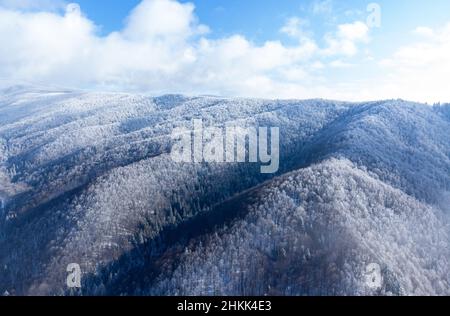 Luftaufnahme von schneebedeckten Berggipfeln Stockfoto