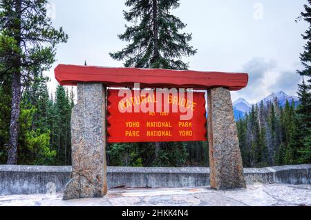 YOHO NATIONAL PARK, KANADA - 13. OKTOBER 2014: Natural Bridge Schild am Yoho National Park in den kanadischen Rockies. Stockfoto