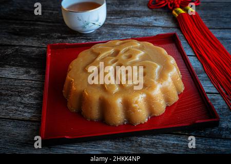 Traditionelles chinesisches Süßes Reiskuchen-Dessert zum Neujahrsfest, bekannt als Nian Gao, das aus gedämpftem klebrigem Reismehlteig hergestellt wird. Reiskuchen mit Chinesisch Stockfoto