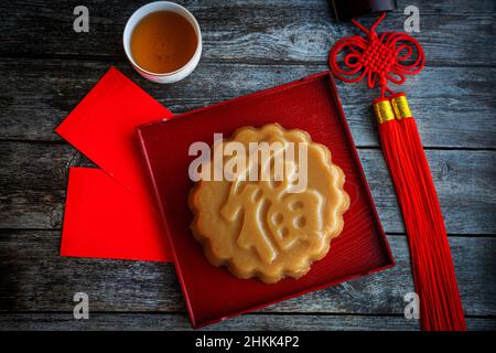 Traditionelles chinesisches Süßes Reiskuchen-Dessert zum Neujahrsfest, bekannt als Nian Gao, das aus gedämpftem klebrigem Reismehlteig hergestellt wird. Reiskuchen mit Chinesisch Stockfoto