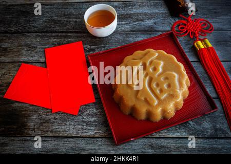 Traditionelles chinesisches Süßes Reiskuchen-Dessert zum Neujahrsfest, bekannt als Nian Gao, das aus gedämpftem klebrigem Reismehlteig hergestellt wird. Reiskuchen mit Chinesisch Stockfoto