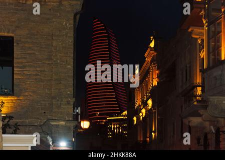 Nachtansicht der traditionellen Gebäude in der Altstadt, Flame Towers in der Ferne, Baku, Aserbaidschan Stockfoto