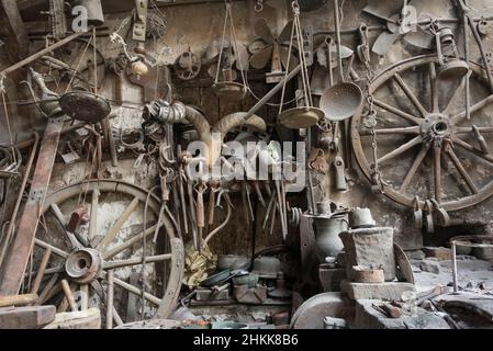 Hardware-Reparaturwerkstatt in Lahij Dorf an den Südhängen des Großkaukasus, Ismailli Region, Aserbaidschan Stockfoto