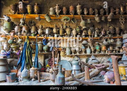 Hardware-Reparaturwerkstatt in Lahij Dorf an den Südhängen des Großkaukasus, Ismailli Region, Aserbaidschan Stockfoto