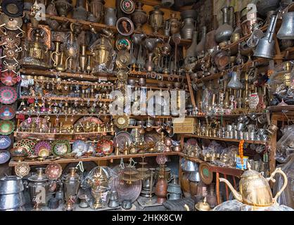 Eisenwarengeschäft in Lahij Dorf an den südlichen Hängen des Großkaukasus, Ismailli Region, Aserbaidschan Stockfoto