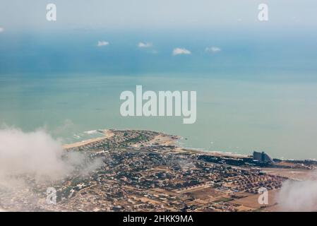 Luftaufnahme der Küste entlang des Kaspischen Meeres, Baku, Aserbaidschan Stockfoto