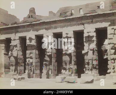 Kunst inspiriert von Medinet Habou Lere Cour Cote Nord, Antonio Beato, Italiener und Engländer, ca. 1825-ca. 1903, Silberalbumin-Fotografie, 19th Jahrhundert, Bild/Blatt: 7 7/8 x 10 3/16 Zoll, 20 x 25,9 cm, 19th Jahrhundert, 20th Dynastie, Silberalbumin-Fotografie, Antonio Beato, Architecture, Black and, Classic Works modernisiert von Artotop mit einem Schuss Moderne. Formen, Farbe und Wert, auffällige visuelle Wirkung auf Kunst. Emotionen durch Freiheit von Kunstwerken auf zeitgemäße Weise. Eine zeitlose Botschaft, die eine wild kreative neue Richtung verfolgt. Künstler, die sich dem digitalen Medium zuwenden und die Artotop NFT erschaffen Stockfoto