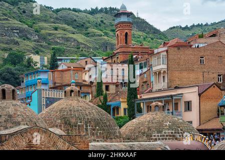 Kuppeln eines Schwefelbades und der Juma-Moschee im Distrikt Abanotubani, Tiflis, Georgien Stockfoto