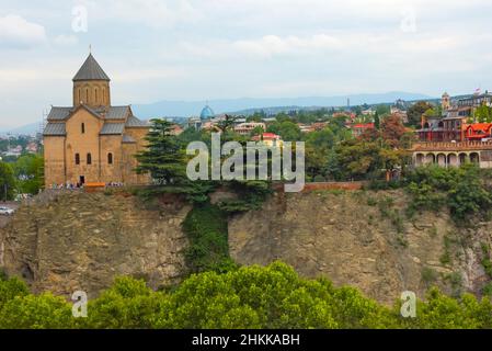 Narikala Festung und St. Nikolaus Kirche auf hohen Klippen thront, Tiflis, Georgien Stockfoto