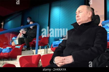 Peking, China. 04th. Februar 2022. Der russische Präsident Wladimir Putin sieht sich die Eröffnungszeremonie der Olympischen Winterspiele 2022 in Peking im VIP-Bereich des Nationalstadions am 4. Februar 2022 in Peking, China, an. Putin nahm als Gast des chinesischen Präsidenten Xi Jinping an den Olympischen Spielen Teil. Kredit: Alexei Druzhinin/Kremlin Pool/Alamy Live Nachrichten Stockfoto