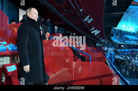 Peking, China. 04th. Februar 2022. Der russische Präsident Wladimir Putin steht während der Eröffnungszeremonie der Olympischen Winterspiele 2022 in Peking, China, in der VIP-Sektion des Nationalstadions am 4. Februar 2022. Putin nahm als Gast des chinesischen Präsidenten Xi Jinping an den Olympischen Spielen Teil. Kredit: Alexei Druzhinin/Kremlin Pool/Alamy Live Nachrichten Stockfoto