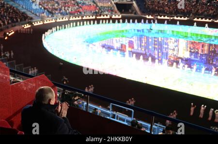 Peking, China. 04th. Februar 2022. Der russische Präsident Wladimir Putin applaudiert während der Eröffnungszeremonie der Olympischen Winterspiele 2022 in Peking in der VIP-Sektion des Nationalstadions am 4. Februar 2022 in Peking, China. Putin nahm als Gast des chinesischen Präsidenten Xi Jinping an den Olympischen Spielen Teil. Kredit: Alexei Druzhinin/Kremlin Pool/Alamy Live Nachrichten Stockfoto