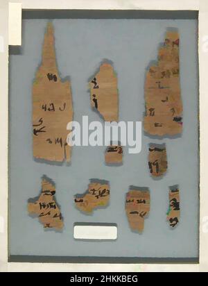 Kunst inspiriert von Papyrus-Fragmenten in Hieratic and Demotic, Papyrus, Ink, Ägypten, 664 v. Chr. – 395 C.E., Spätzeit bis Römerzeit, Glas: 6 1/8 x 8 1/16 Zoll, 15,5 x 20,5 cm, Klassische Werke, modernisiert von Artotop mit einem Schuss Moderne. Formen, Farbe und Wert, auffällige visuelle Wirkung auf Kunst. Emotionen durch Freiheit von Kunstwerken auf zeitgemäße Weise. Eine zeitlose Botschaft, die eine wild kreative neue Richtung verfolgt. Künstler, die sich dem digitalen Medium zuwenden und die Artotop NFT erschaffen Stockfoto