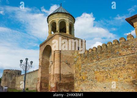 Glockenturm und Stadtmauer, Bebris Tsiche (Festung Bebris), Mzcheta, Georgien Stockfoto