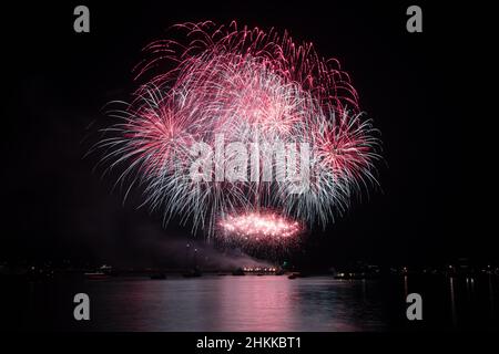 Wunderschöne Aussicht auf das Feuerwerk über dem Barbican Harbour in Plymouth von Queen's Anne Battery Stockfoto