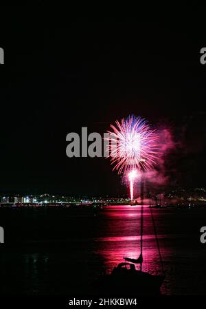 Wunderschöne Aussicht auf das Feuerwerk über dem Hafen von Plymouth Stockfoto