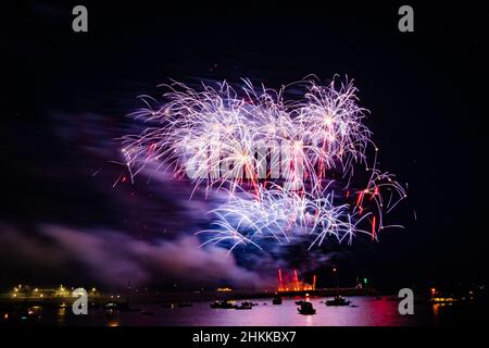 Wunderschöne Aussicht auf das Feuerwerk über dem Hafen von Plymouth Stockfoto