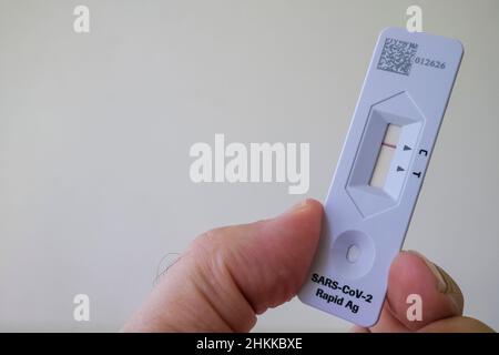 Negatives Ergebnis bei einem Covid19 Rapid Antigen Test, der gemeinhin als RATTENTEST bezeichnet wird. Stockfoto