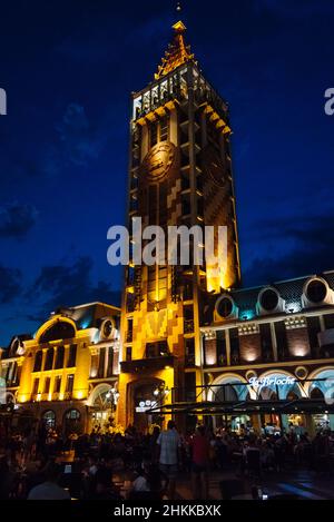 Nachtansicht des Uhrturms auf der Batumi Piazza, Batumi, Georgia Stockfoto