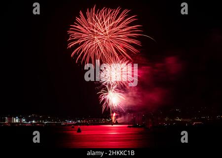 Wunderschöne Aussicht auf das Feuerwerk über dem Hafen von Plymouth Stockfoto