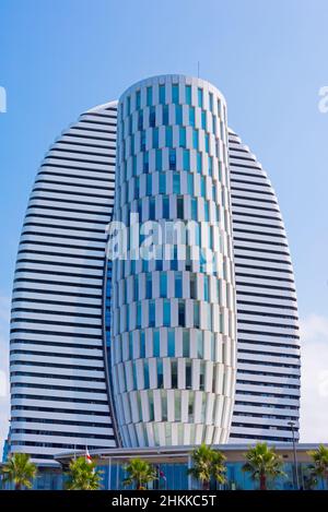 Öffentliche Servicehalle (Justizhaus) vorne und Hotel Courtyard Marriott hinten, Batumi, Georgia Stockfoto