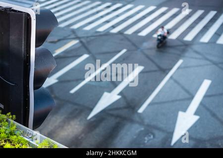 Ampelkreuzung über der Straße, Blick in den oberen Winkel Stockfoto