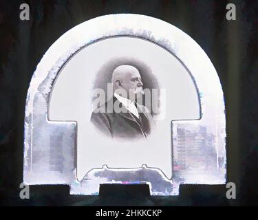 Art Inspired by Frame with Portrait Engraving of man in Profile Facing Right, Silver-Plate, ca. 1908, 9 x 9 5/8 x 3 5/8 Zoll, 22,9 x 24,4 x 9,2 cm, Classic Works modernisiert von Artotop mit einem Schuss Moderne. Formen, Farbe und Wert, auffällige visuelle Wirkung auf Kunst. Emotionen durch Freiheit von Kunstwerken auf zeitgemäße Weise. Eine zeitlose Botschaft, die eine wild kreative neue Richtung verfolgt. Künstler, die sich dem digitalen Medium zuwenden und die Artotop NFT erschaffen Stockfoto