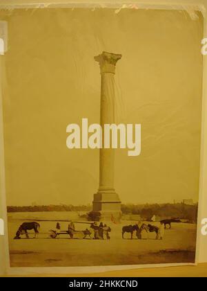 Kunst inspiriert von der Pompeius-Säule in Alexandria, Albuminsilber-Fotografie, Mitte 19th. Jahrhundert, Bild/Blatt: 7 3/4 x 10 1/4 Zoll, 19,7 x 26 cm, 19th. Jahrhundert, 297 n. Chr., Albuminsilber-Fotografie, Alexandria, Assuan Granit, schwarz und weiß, Säule, korinthisch, Ägypten, Kaiser Diokletian, Römer, Klassische Werke, die von Artotop mit einem Schuss Moderne modernisiert wurden. Formen, Farbe und Wert, auffällige visuelle Wirkung auf Kunst. Emotionen durch Freiheit von Kunstwerken auf zeitgemäße Weise. Eine zeitlose Botschaft, die eine wild kreative neue Richtung verfolgt. Künstler, die sich dem digitalen Medium zuwenden und die Artotop NFT erschaffen Stockfoto