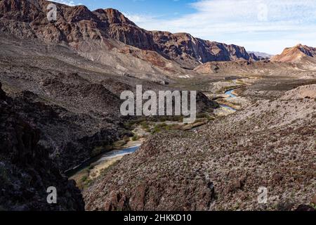 Der Rio Grande bildet eine Grenze zwischen der Chihuahuan-Wüste Mexikos und der Chihuahuan-Wüste der Vereinigten Staaten. Stockfoto