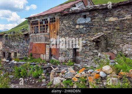 Svan Steinhaus im Kaukasus Berg, Ushguli, Svaneti Region, Georgien Stockfoto