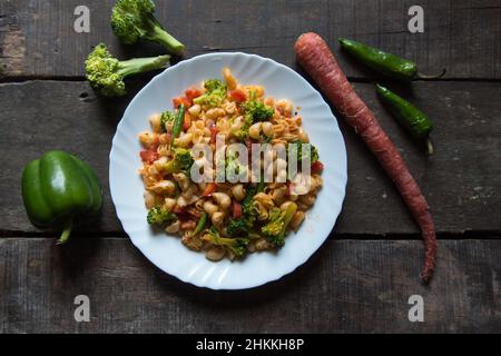Beliebte italienische Küche Makkaroni Pasta in Sauce serviert gekocht. Stockfoto