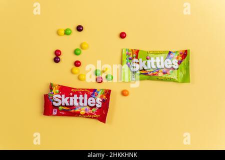 Tjumen, Russland-27. Dezember 2021: Original Skittles brandt Süßigkeiten. Mehrfarbiger Hintergrund, Kopierbereich Stockfoto