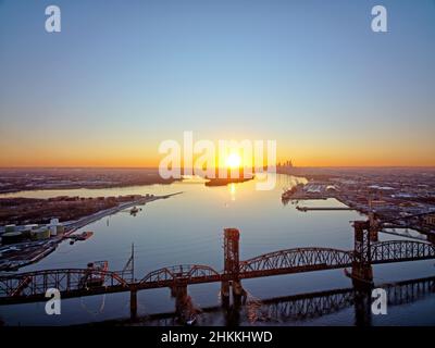 Luftaufnahme des Sonnenuntergangs über der Stadt Philadelphia mit der Delair Railroad Bridge im Vordergrund. Stockfoto