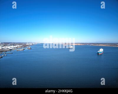 Luftaufnahme der Frachtschiffe auf dem Delaware River Stockfoto