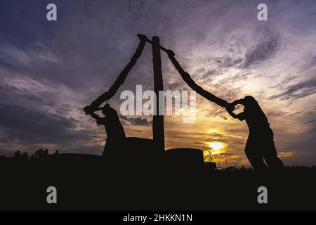 Silhouette der vietnamesischen Arbeiter färbt die Seide, wenn Sonnenaufgang in tan chau Dorf, Angian, vietnam, neueste Dorf der alten Kultur gefärbt, traditio Stockfoto