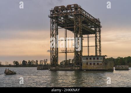 Karnin, Mecklenburg-Vorpommern, Deutschland - 08. Oktober 2020: Die Überreste der Eisenbahnliftbrücke Stockfoto