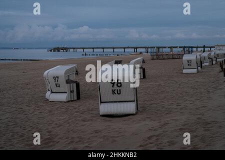 Bansin, Mecklenburg-Vorpommern, Deutschland - 07. Oktober 2020: Abendstimmung am Strand und an der Ostseeküste mit der Seebrücke im Hintergrund Stockfoto
