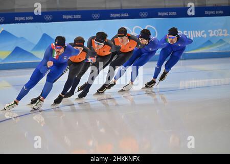 Peking, China. 05th. Februar 2022. Olympische Spiele, Eisschnelllauf in der National Speed Skating Hall „The Ice Ribbon“. Eisschnellläufer trainieren über 5000m. Kredit: Peter Kneffel/dpa/Alamy Live Nachrichten Stockfoto