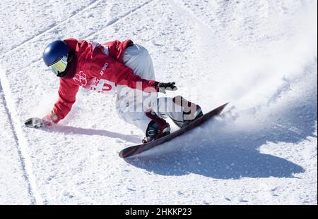 Zhangjiakou, Chinas Provinz Hebei. 5th. Februar 2022. Onitsuka Miyabi aus Japan tritt während der Snowboardslopestyle-Qualifikation für Frauen im Genting Snow Park in Zhangjiakou, nordchinesische Provinz Hebei, am 5. Februar 2022 an. Quelle: Xu Yubin/Xinhua/Alamy Live News Stockfoto