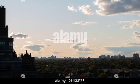 Toronto Stadt unter herbstblauem Himmel mit kleinen Wolken Stockfoto