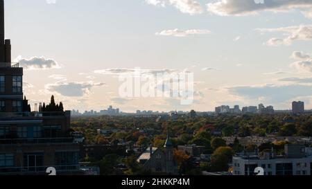 Toronto Stadt unter herbstblauem Himmel mit kleinen Wolken Stockfoto