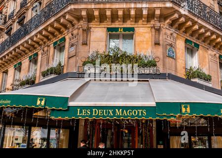 Paris, Frankreich - 20. Januar 2022: Allgemeiner Blick auf die Straße von Paris, der französischen Hauptstadt. Bistro-Café Les Deux Magots in Saint-Germain. Stockfoto