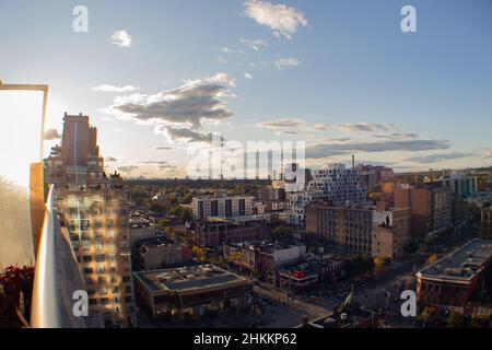 Toronto Stadt unter herbstblauem Himmel mit kleinen Wolken Stockfoto