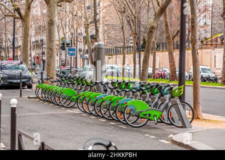 Paris, Frankreich - 20. Januar 2022: Reihe geparkter Velib-Fahrräder, Mietfahrräder in Paris, Frankreich. Stockfoto