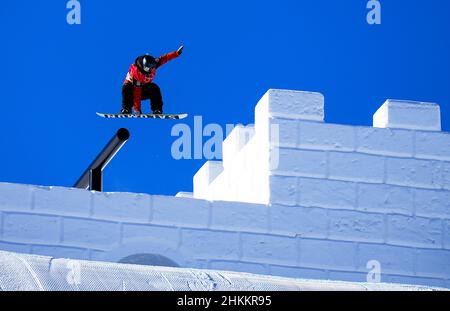 Zhangjiakou, Chinas Provinz Hebei. 5th. Februar 2022. Carola Niemelae aus Finnland tritt während der Qualifikation für Snowboardslopestyle im Genting Snow Park in Zhangjiakou, nordchinesische Provinz Hebei, am 5. Februar 2022 an. Quelle: Xu Chang/Xinhua/Alamy Live News Stockfoto