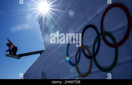 Zhangjiakou, Chinas Provinz Hebei. 5th. Februar 2022. Carola Niemelae aus Finnland tritt während der Qualifikation für Snowboardslopestyle im Genting Snow Park in Zhangjiakou, nordchinesische Provinz Hebei, am 5. Februar 2022 an. Quelle: Fei Maohua/Xinhua/Alamy Live News Stockfoto