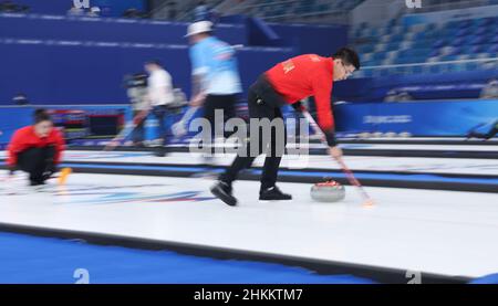 Peking, China. 5th. Februar 2022. Ling Zhi aus China tritt während des Curling-Mixed-Double-Round-Robin-Events der Olympischen Winterspiele 2022 in Peking zwischen China und den Vereinigten Staaten im National Aquatics Center in Peking, der Hauptstadt von China, am 5. Februar 2022 an. Quelle: Wang Jingqiang/Xinhua/Alamy Live News Stockfoto