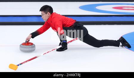 Peking, China. 5th. Februar 2022. Ling Zhi aus China tritt während des Curling-Mixed-Double-Round-Robin-Events der Olympischen Winterspiele 2022 in Peking zwischen China und den Vereinigten Staaten im National Aquatics Center in Peking, der Hauptstadt von China, am 5. Februar 2022 an. Quelle: Wang Jingqiang/Xinhua/Alamy Live News Stockfoto